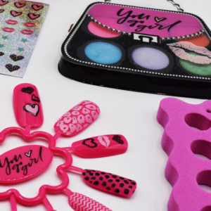 Estuche de maquillaje con uñas postizas