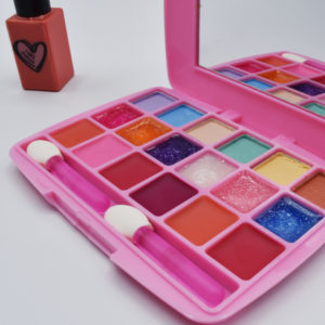 Estuche de maquillaje infantil y esmalte de uñas.