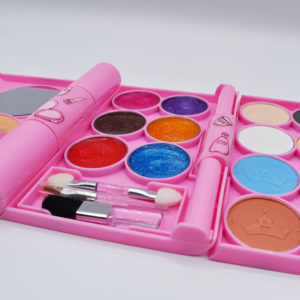 Estuche de maquillaje infantil con forma de libreta desplegable. You go girl