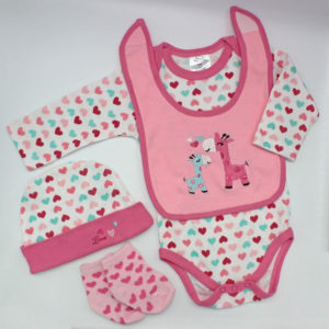 Set de 4 piezas para bebé niña con jirafas y corazones