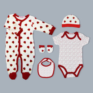 Set de 5 piezas para bebés con corazones.