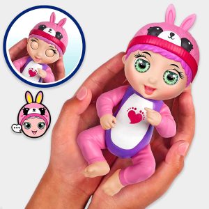 Muñeca interactiva Tiny Toes de Bandai para niña.